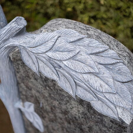 Gabstein mit Baumstamm und Blatt